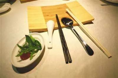 “公筷”英文怎么说？说public chopsticks可不对，正确的表达是这个！第1张